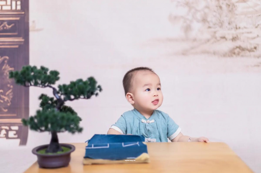 余姚怀孕肚子中间凹两边凸